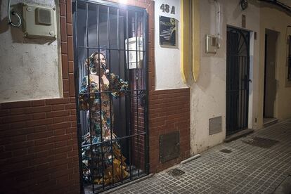 La artista Yolanda Figueroa canta en su puerta en La Línea de la Concepción (Cádiz).