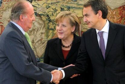 El Rey saluda al presidente del Gobierno, José Luis Rodríguez Zapatero, en presencia de la canciller alemana, Angela Merkel.