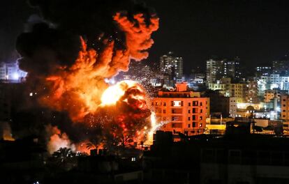 Vista de una explosión tras un bombardeo israelí en Gaza, el 25 de marzo de 2019. Los ataques de la aviación hebrea arrasaron edificios enteros y centros de mando de la organización islamista, como las oficinas de su máximo líder político, Ismail Haniya. El bombardeo se produjo como respuesta al lanzamiento de al menos 30 cohetes hacia el sur de Israel desde el lado palestino.