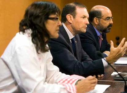 Ana Aguirre, Juan José Ibarretxe y Tontxu Campos, ayer en la  Lehendakaritza.