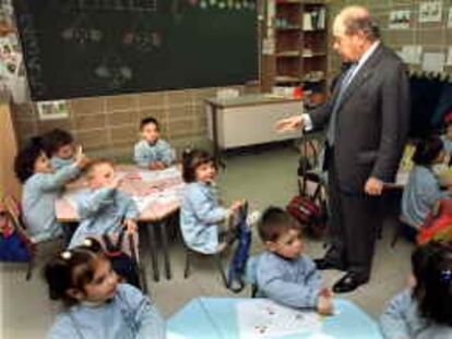 B-06.-BARCELONA,21/3/2000.-El Presidente de la Generalitat,Jordi Pujol,conversa con los pequeños de primaria durante la visita que realizó hoy a la escuela Turbal de Sant Adrian del Besos.-EFE/j.m/Lluis Gene