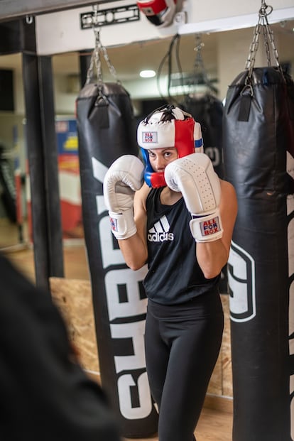 Rocío, jefa del Grupo I, descarga el estrés practicando boxeo cada día