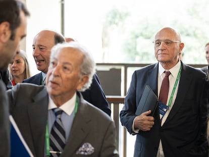 El presidente del Banco Sabadell (derecha) con el ministro de Economía, Carlos Cuerpo (de espaldas), el pasado 23 de mayo.