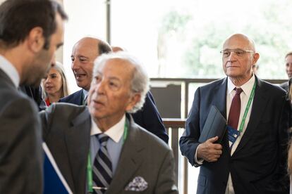 El presidente del Banco Sabadell (derecha) con el ministro de Economía, Carlos Cuerpo (de espaldas), el pasado 23 de mayo.