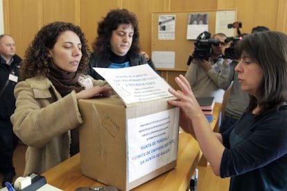 Representantes del comit&eacute; de empresa entregan las firmas en el registro del Parlamento. 