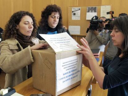 Representantes del comité de empresa entregan las firmas en el registro del Parlamento.