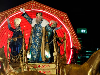 MADRID, 05/01/2024.- El rey Melchor saluda a los niños desde su carroza durante Cabalgata de los Reyes Magos, este viernes en el centro de Madrid. EFE/ Zipi Aragón
