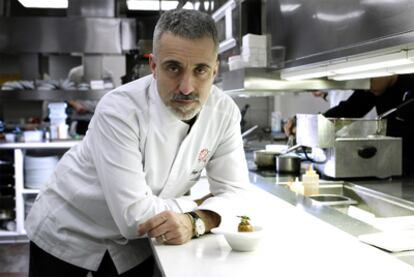 Sergi Arola, en la cocina de su restaurante madrileño, con el plato que cocinará para la acción Alta Cocina X Haití.