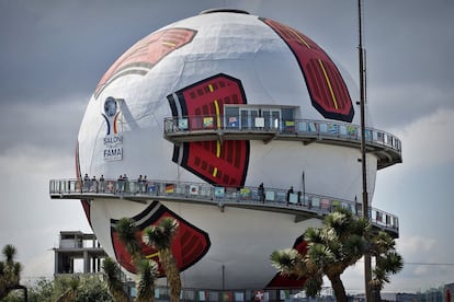 SALÃO DA FAMA DO FUTEBOL (MÉXICO) - Com o formato de uma enorme bola, que tem 38 metros de altura e 30 de diâmetro, o espaço reconstitui um estádio em 3D e preserva joias do futebol local, como a medalha comemorativa da primeira partida internacional disputada no país, entre México e Inglaterra, em 1902. Jogadores estrangeiros, como Di Stéfano e Garrincha, também são lembrados pelo museu em um hall da fama. Onde: Zona Plateada, Pachuca de Soto. Horário de visitação: terça a domingo, das 10h às 18h45.