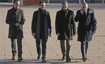 Javier Rodríguez Palacios, alcalde del PSOE de Alcalá de Henares (segundo por la izquierda) a su llegada al juzgado.