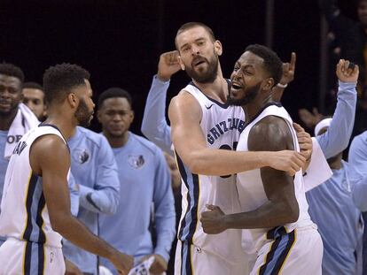 Marc Gasol y JaMychal Green celebran su victoria.