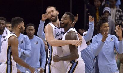 Marc Gasol y JaMychal Green celebran su victoria.