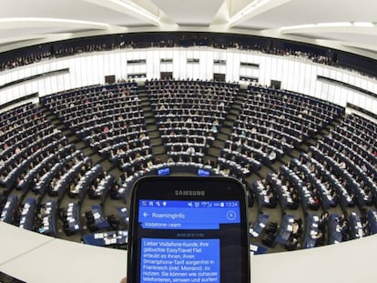 Una persona muestra su tel&eacute;fono m&oacute;vil durante un pleno del Parlamento Europeo en Estrasburgo 