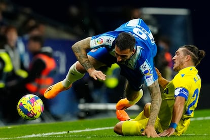 El Pacha Espino derriba a Joselu durante el Espanyol - Cádiz de este viernes.