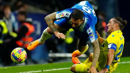 El Pacha Espino derriba a Joselu durante el Espanyol - Cádiz de este viernes.