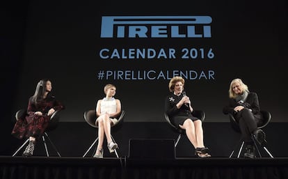 D'esquerra a dreta: l'actriu xinesa Yao Chen, l'editora i actriu nord-americana Tavi Gevinson, la filàntropa Agnes Gund i la fotògrafa nord-americana Annie Leibovitz, en la presentació del calendari Pirelli a Londres.