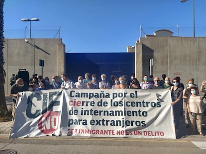 Protesta de CIEs NO frente a Zapadores de este miércoles.