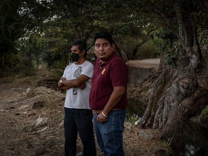 Manuel Alejandro Jimenez, derecha, junto a un canal de riego en Xoxocotla, esta semana. Al lado está Vidal De Dios, otro integrante del equipo del alcalde asesinado.