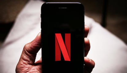 Logotipo de Netflix en la pantalla de un iPhone