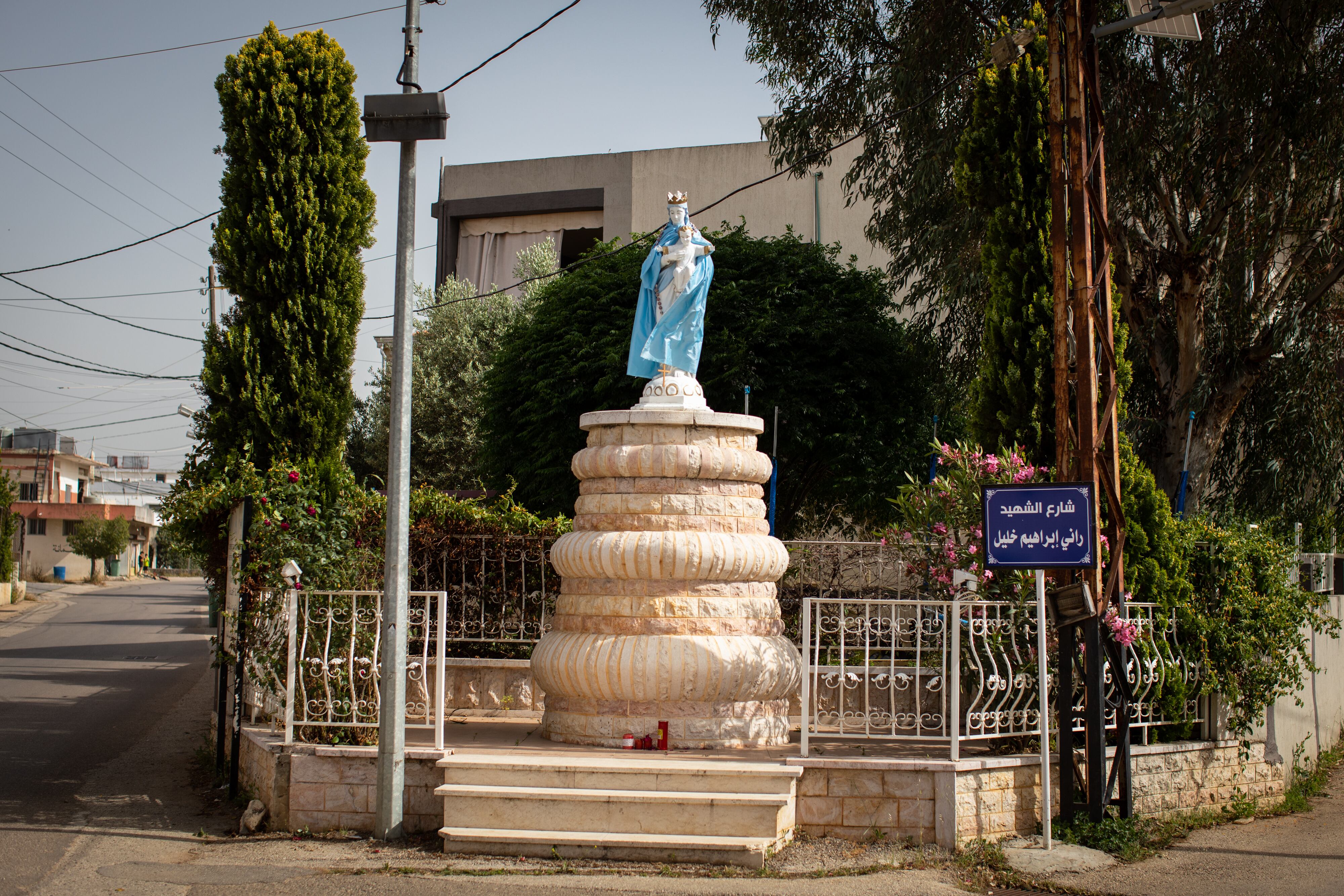 Estatua de la virgen María con el niño Jesús en un cruce de caminos en Rmeish.