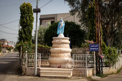 Estatua de la virgen María con el niño Jesús en un cruce de caminos en Rmeish.