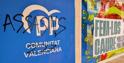 La sede del PP valenciano presenta pintadas y carteles que el partido califica de 'amenazantes'.