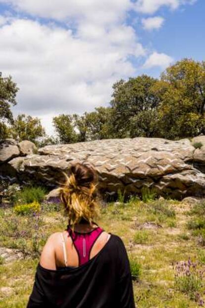 Piedras pintadas en la actuación artística Ibarrola en Garoza, cerca de ÁVila.