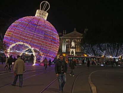 Bola de Navidad gigante instalada en la plaza de Garibaldi de Niza (Francia). 