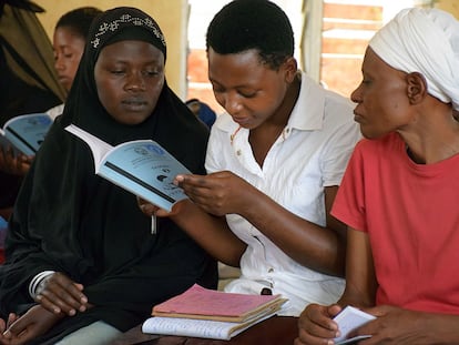 Tres alumnas de la escuela Nyamirambo aprenden a leer en clase.