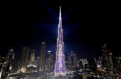 "2024" es proyectado sobre la fachada del edificio Burj Khalifa, el más alto del mundo, en Dubái (Emiratos Árabes Unidos).