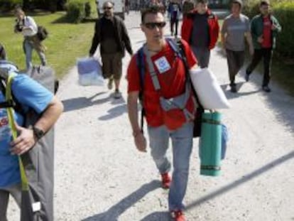 Algunos de los 200 trabajadores de Sniace hacen su entrada en terrenos de la f&aacute;brica de Torrelaguna.