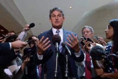 El senador demcrata de West Virginia Joe Manchin (c). EFE/Archivo