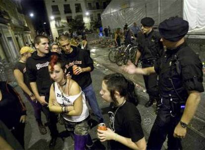 Los Mossos desalojan a un grupo de jóvenes de la plaza del Sol, en la madrugada del miércoles.