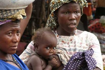 Dos mujeres acuden al mercado de los viernes en la localidad de Madina, en el norte de Sierra Leona.