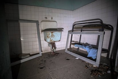 Devido à falta de pessoal de manutenção, lixo, excrementos e insetos mortos podem ser vistos nos quartos, banheiros e pátios do imenso hospital, cuja maior parte ficou sem eletricidade por 20 meses. A fotografia mostra a sala de limpeza de um dos pátios onde os pacientes estão alojados.