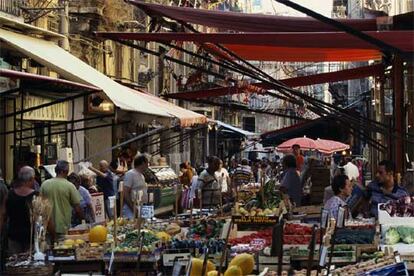 Vecinos y turistas compran en el mercado del Capo, en Palermo, también conocido como el mercado del pueblo.