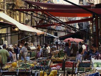 Vecinos y turistas compran en el mercado del Capo, en Palermo, también conocido como el mercado del pueblo.