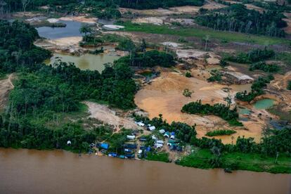 Acampamento em área de garimpo no rio Uraricoera, em abril de 2021.