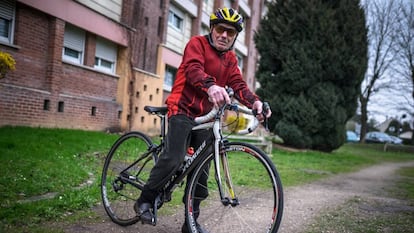 Robert Marchand, junto a su casa en Par&iacute;s.