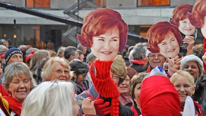 Fãs de Susan Boyle mostram máscaras com seu rosto em uma apresentação da cantora no Rockefeller Center, no Natal de 2010