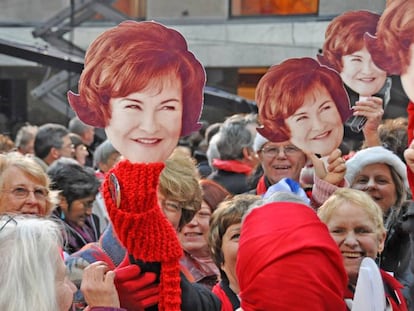 Fãs de Susan Boyle mostram máscaras com seu rosto em uma apresentação da cantora no Rockefeller Center, no Natal de 2010