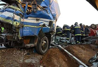 Un equipo de bomberos trabaja rescatando a las víctimas de uno de los vehículos siniestrados.