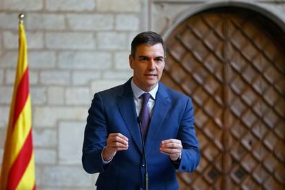 El presidente del Gobierno, Pedro Sánchez, durante su comparecencia ante los medios de comunicación tras la reunión que mantuvo con el presidente de la Generalitat, Pere Aragonès.