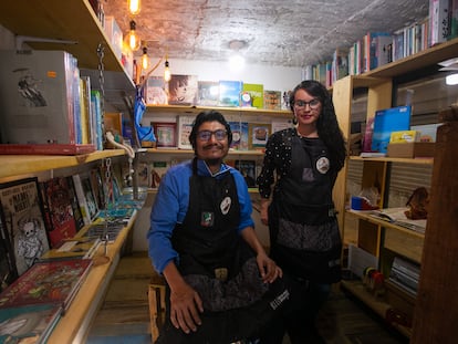 Fernando Vera y Tania Navarrete en Navegui, una librería en el local de un mercado tradicional en Nezahualcóyotl (Estado de México), este jueves.