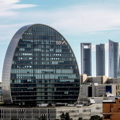 Fachada del edificio ‘La Vela’, en la ciudad del BBVA, en Madrid (España).