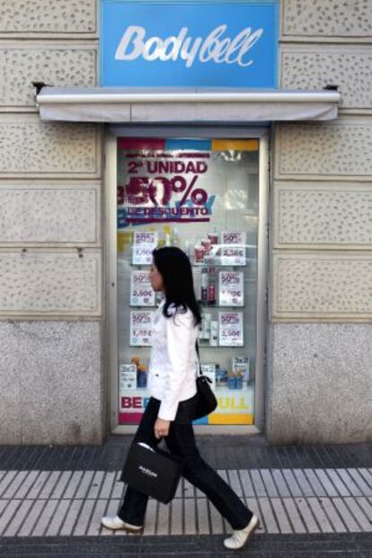 Una joven pasa frente a una tienda Bodybell en Madrid.