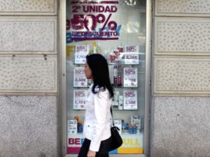 Una joven pasa frente a una tienda Bodybell en Madrid.