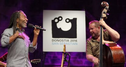 Bobby McFerrin, micrófono en mano, durante su concierto en la Plaza de Trinidad de San Sebastián.
