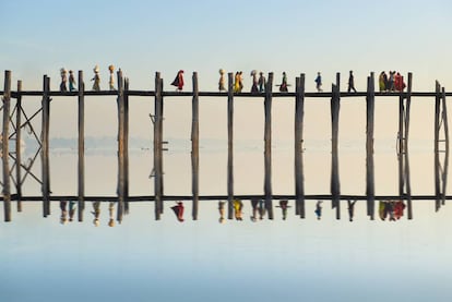 El puente de U Bein, realizado en madera de teca y con 1.000 postes, cruza el lago Taungthaman cerca de Amarapura (Myanmar).