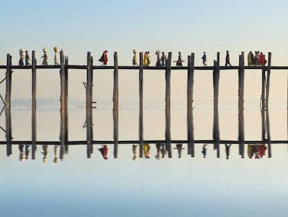 El puente de U Bein, realizado en madera de teca y con 1.000 postes, cruza el lago Taungthaman cerca de Amarapura (Myanmar).